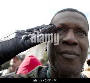 MAR. 17, 2007; Washington, D.C.; un contatore-protester e Viet Nam veterano di guerra, detiene un saluto all'anti-war rally e marzo al Pentagono a Washington DC, Marzo 17, 2007. Anti-guerra di manifestanti sono stati i rally in occasione del quarto anniversario della guerra in Iraq. Il contatore manifestanti, molti di loro mil Foto Stock