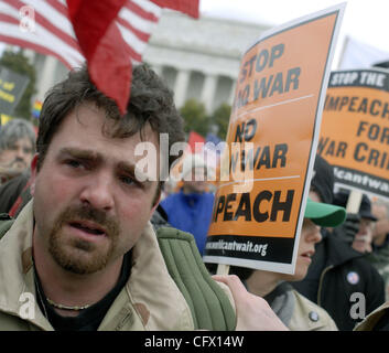 MAR. 17, 2007; Washington, D.C.; CHARLIE ANDERSON, una guerra in Iraq veterano e membro dell'Iraq dei veterani di guerra contro la guerra, grida durante la marcia del passato il Lincoln Memorial durante l'anti-war rally e marzo al Pentagono a Washington DC, 17 marzo 2007, in occasione del quarto anniversario dell'Iraq W Foto Stock