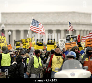 MAR. 17, 2007; Washington, D.C.; anti-guerra di manifestanti marzo passato il Lincoln Memorial durante il mese di marzo per il Pentagono in occasione del quarto anniversario della guerra in Iraq a Washington DC, Marzo 17, 2007. Anti-guerra di manifestanti sono stati i rally in occasione del quarto anniversario della guerra in Iraq. Il contatore proteste Foto Stock