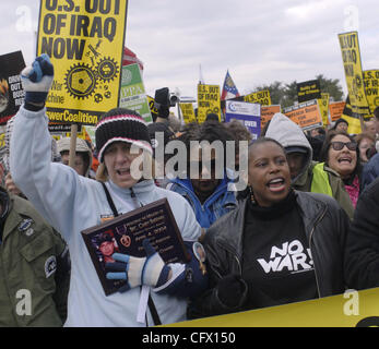MAR. 17, 2007; Washington, D.C.; Cindy Sheehan, tenendo una targa con il nome e la foto del suo figlio Spc. Casey Sheehan, marche presso la derivazione di una lunga colonna di manifestanti a piedi il Pentagono in occasione del quarto anniversario della guerra in Iraq Washington DC, Marzo 17, 2007. Anti-guerra di manifestanti sono stati ra Foto Stock