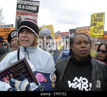 MAR. 17, 2007; Washington, D.C.; Cindy Sheehan, tenendo una targa con il nome e la foto del suo figlio Spc. Casey Sheehan, marche presso la derivazione di una lunga colonna di manifestanti a piedi il Pentagono in occasione del quarto anniversario della guerra in Iraq Washington DC, Marzo 17, 2007. Anti-guerra di manifestanti sono stati ra Foto Stock