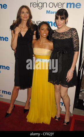 Mar 20, 2007 - New York, NY, STATI UNITI D'AMERICA - Saffron Burrows, Jada Pinkett Smith, e Liv Tyler arriva al "Reign Over Me' New York Premiere che ha avuto luogo presso la NYU. (Credito Immagine: © Dan Herrick-KPA/Dan Herrick/ZUMA Press) Foto Stock