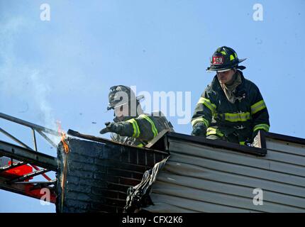 Mar 20, 2007 - New York New York, Stati Uniti - @ Allarme incendio scoppiato nel palazzo che ospita una caffetteria e palm reader e gli inquilini in Sheepshead Bay Brooklyn 3-20-07 . 2007 .K52225BCO.(Immagine di credito: Â© Bruce Cotler/Globe foto/ZUMAPRESS.com) Foto Stock