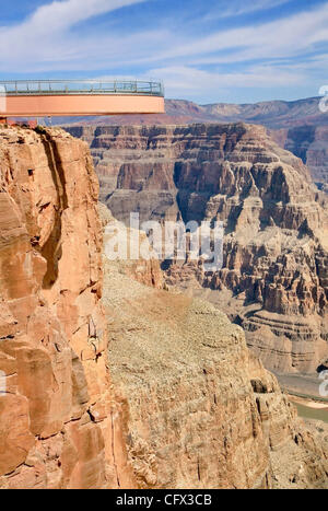 Mar 20, 2007 - Hualapai Indian Reservation, AZ, Stati Uniti d'America - tre anni di preparazione, la tribù Hualapai Skywalk è aperto al pubblico il 20 marzo, con una forma a ferro di cavallo, con fondo di vetro 65-piede largo marciapiede realizzato da 1.200 libbre di vetro che si estende a 70 piedi dal bordo del Grand Canyon West. Ho Foto Stock