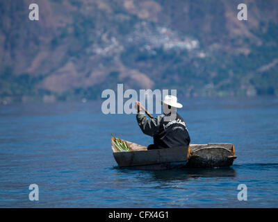 I pescatori al lavoro sul lago Atitlan, che è un lago circondato da tre vulcani negli altopiani del Guatemala, in Santiago Atitlan, Guatemala Foto Stock