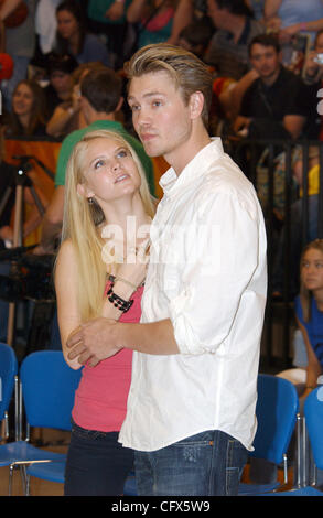 Mar 24, 2007; Wilmington, NC, Stati Uniti d'America; attore Chad Michael Murray insieme con il suo fidanzato KENZIE DALTON fanno la loro comparsa in One Tree Hill carità gioco di basket a beneficio del YMCA il gioco ha avuto luogo il Centro Scwartz situato nel centro cittadino di Wilmington. Credito: Foto di Jason Moore. (©) C Foto Stock