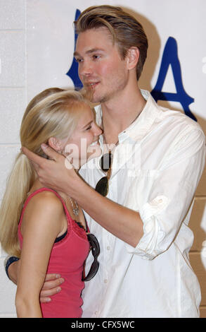 Mar 24, 2007; Wilmington, NC, Stati Uniti d'America; attore Chad Michael Murray insieme con il suo fidanzato KENZIE DALTON fanno la loro comparsa in One Tree Hill carità gioco di basket a beneficio del YMCA il gioco ha avuto luogo il Centro Scwartz situato nel centro cittadino di Wilmington. Credito: Foto di Jason Moore. (©) C Foto Stock