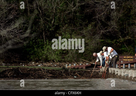 Mar 26, 2007 - Kerville, TX, Stati Uniti d'America - Lavoratori provare a rimuovere i detriti incastrati sul piede di un ponte sul fiume Guadalupe dopo le forti piogge hanno causato inondazioni in Kerrville Lunedì, 26 marzo 2007. (Credito Immagine: © Lisa Krantz/San Antonio Express-News/ZUMA Premere) Restrizioni: noi diritti tabloid fuori! SAN ANTONIO Foto Stock