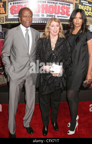 Mar 26, 2007; Los Angeles, California, Stati Uniti d'America; attore Sidney Poitier, moglie Joanna SHIMKUS e figlia al "Grindhouse' Los Angeles Premiere svoltasi presso il Teatro Orpheum downtown Los Angeles credito obbligatorio: Foto di Paul Fenton/ZUMA premere. (©) Copyright 2007 by Paolo Fenton Foto Stock