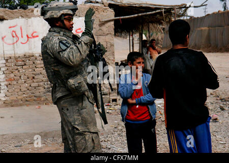 Mar 27, 2007 - Shakarah, Diyala, IRAQ - Pvt. Prima Classe CEDRIC WILSON di Killeen fornisce la sicurezza e interagisce con i bambini locali presso il mercato al di fuori Patrol Base K-wal in Shakarah, Iraq, Martedì, Marzo 27, 2007. Relazioni pubbliche di condividere un ruolo importante con le operazioni militari. Soldati speranza t Foto Stock