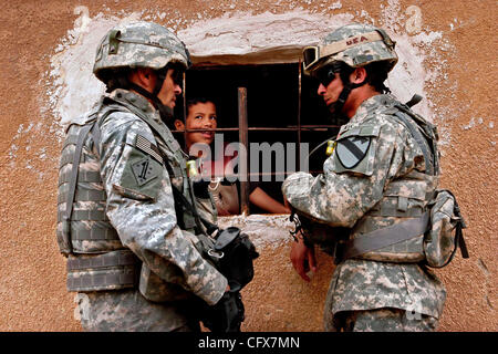 Mar 27, 2007 - Shakarah, Diyala, IRAQ - Sgt. Prima Classe HERIBERTO HERNANDEZ, sinistra e interprete Mike chat con un ragazzo iracheno che lavora in un negozio di convincere durante una pattuglia di presenza in Shakarah, Iraq, Martedì, Marzo 27, 2007. Relazioni pubbliche di condividere un ruolo importante con le operazioni militari. Soldati Foto Stock