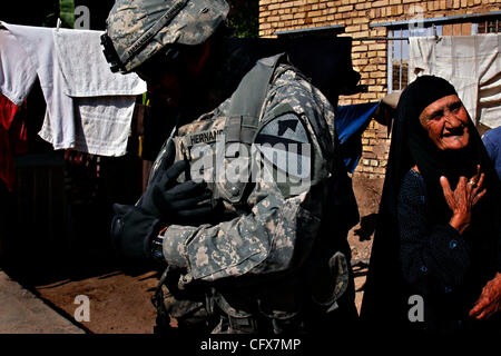 Mar 27, 2007 - Shakarah, Diyala, IRAQ - Sgt. Prima Classe HERIBERTO HERNANDEZ lascia per ottenere informazioni per una donna irachena dopo i suoi due nipoti sono stati arrestati dall'esercito iracheno in Shakarah, Iraq, Martedì, Marzo 27, 2007. Relazioni pubbliche di condividere un ruolo importante con le operazioni militari. Soldati ho Foto Stock