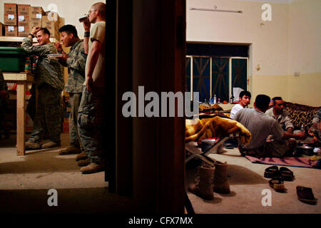 Mar 27, 2007 - Shakarah, Diyala, IRAQ - i soldati rilassarsi guardando la Hip Hop video a Patrol Base K-wal in Shakarah, Iraq, Martedì, Marzo 27, 2007. Il piccolo avamposto è dedicato a Spc. Stephen Kowalczyk che è stato ucciso da un cecchino in marzo 14. Prima divisione di cavalleria soldati da Ft. Il cofano e un gruppo 0 Foto Stock