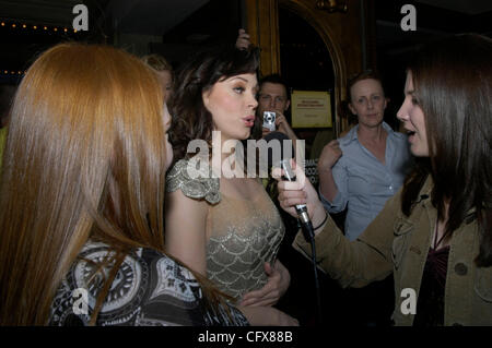 Mar 28, 2007 - Austin, TX, Stati Uniti d'America - ROSE MCGOWAN alla premiere di "Grindhouse" tenutasi ad Austin il Teatro Paramount. "Grindhouse" è composta di due lungometraggi. Austin regista Robert Rodriguez ha scritto e diretto il thriller zombie 'pianeta terrore", interpretato da Rose McGowan. Quentin Tarantino ha scritto un Foto Stock