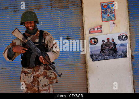 Mar 28, 2007 - Shakarah, Diyala, IRAQ - un soldato iracheno scoppia in risate incontrollabili dopo spotting un poster di reclutamento mentre su un piede in pattuglia Shakarah, Iraq, Mercoledì, 28 marzo 2007. (Credito Immagine: © Nicole Fruge/San Antonio Express-News/ZUMA Premere) Restrizioni: noi Tabloid Sales OUT! Foto Stock