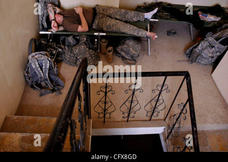 Mar 28, 2007 - Shakarah, Diyala, IRAQ - Sgt. BRADLEY STEPTOE, della molla del Nord, convalesces a Patrol Base K-Wal dopo modificando la sua caviglia durante il salto di un muro di pattuglia in Shakarah, Iraq, Mercoledì, 28 marzo 2007. I soldati hanno poco tempo di inattività o di privacy alla base. Prima divisione di cavalleria soldati Foto Stock