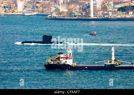 Un sommergibile passa attraverso lo Stretto di turco a Istanbul. Foto Stock