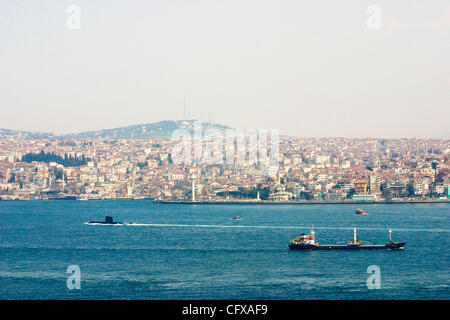 Un sommergibile passa attraverso lo Stretto di turco a Istanbul. Foto Stock