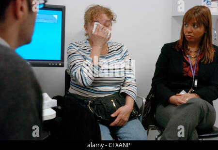 Maria Sabogal (C), 52, del Queens discute l'impatto 9/11 ha avuto su di lei con psicologi Julian Manetti-Cusa (L) e Marcela Bonafina-Caraccioli (R) come parte del Bellevue Hospital World Trade Center (WTC) Environmental Health Care Program, il programma ha proiettato circa 1.200 pazienti Foto Stock