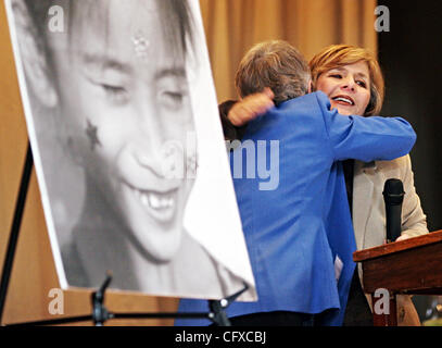 Il senatore Barbara Boxer (destra) dà un abbraccio a Girls Inc. Direttore esecutivo Pat Loomes durante il loro beneficio annuo colazione presso il Veterans Memorial Building di giovedì, 5 aprile 2007, in San Leandro, California (Jane Tyska/la rassegna quotidiana) Foto Stock