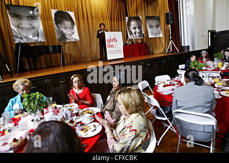 Membro Assemblymember Maria Hayashi encees durante la ragazza Inc. beneficio annuo colazione presso il Veterans Memorial Building di giovedì, 5 aprile 2007, in San Leandro, California (Jane Tyska/la rassegna quotidiana) Foto Stock