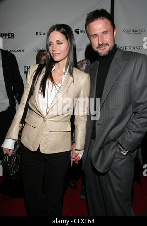 Apr 11, 2007 - Hollywood, CA, Stati Uniti d'America - COURTENEY COX-ARQUETTE e David Arquette arrivando alla premiere del film per 'l'Gitante" tenuto all'Hollywood Forever Cemetery in Los Angeles. (Credito Immagine: © Camilla Zenz/ZUMA Press) Foto Stock