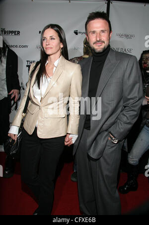 Apr 11, 2007 - Hollywood, CA, Stati Uniti d'America - COURTENEY COX-ARQUETTE e David Arquette arrivando alla premiere del film per 'l'Gitante" tenuto all'Hollywood Forever Cemetery in Los Angeles. (Credito Immagine: © Camilla Zenz/ZUMA Press) Foto Stock