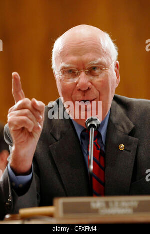 12 apr 2007 - Washington, DC, Stati Uniti d'America - Presidente PATRICK LEAHY (D-PVT) parla di un potere giudiziario del senato mark-up audizione. Durante l' udienza, la commissione ha votato per il rilascio subpeonas da Alberto Gonzales relative al licenziamento di otto noi avvocati che sono state sparate nel dicembre 2006 e gennaio 2007. (Credito Foto Stock