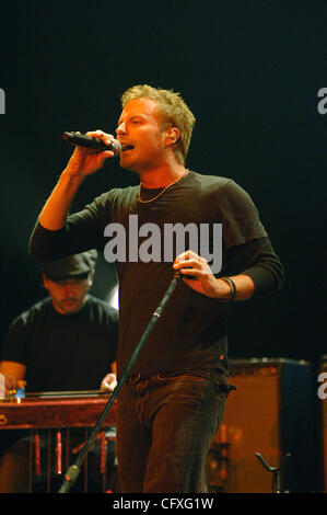 Apr 13, 2007 - Norfolk, VA, Stati Uniti d'America - DIERKS BENTLEY arriva a parte sul suo bloccato e caricato Tour presso il Ted Centro costante di Old Dominion University. (Credito Immagine: © Jeff Moore/ZUMA Press) Foto Stock