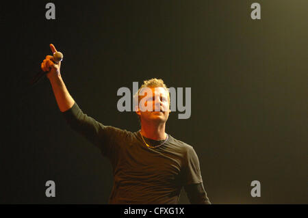 Apr 13, 2007 - Norfolk, VA, Stati Uniti d'America - DIERKS BENTLEY arriva a parte sul suo bloccato e caricato Tour presso il Ted Centro costante di Old Dominion University. (Credito Immagine: © Jeff Moore/ZUMA Press) Foto Stock