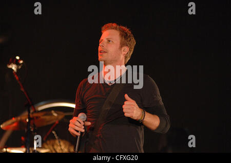 Apr 13, 2007 - Norfolk, VA, Stati Uniti d'America - DIERKS BENTLEY arriva a parte sul suo bloccato e caricato Tour presso il Ted Centro costante di Old Dominion University. (Credito Immagine: © Jeff Moore/ZUMA Press) Foto Stock