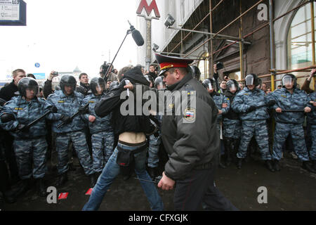 La polizia antisommossa OMON arrestando i partecipanti del 'Dissenters' Marzo a Mosca. Manifestanti hanno chiesto il Presidente Vladimir Putin un nemico dello stato. Foto Stock