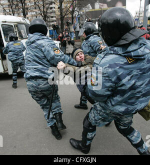 La polizia antisommossa OMON arrestando i partecipanti del 'Dissenters' Marzo a Mosca. Manifestanti hanno chiesto il Presidente Vladimir Putin un nemico dello stato. Foto Stock