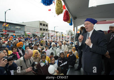 Recentemente eletto liberale federale leader dell opposizione Stephane Dion dal Quebec maneggio di Saint-Laurent-Cartierville parla alla folla di gente dal Vaisakhi Parade come si celebra su Main Street, Vancouver, British Columbia, 14 aprile 2007. Una cinquantina di migliaia di persone sono attese a partecipare a t Foto Stock