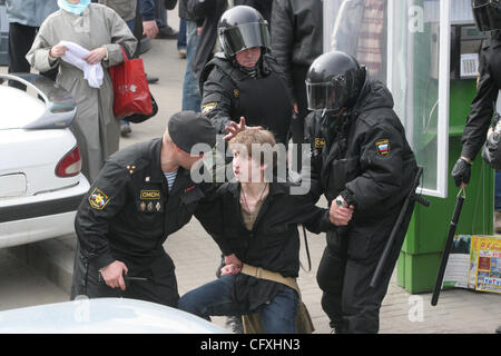 La polizia antisommossa OMON arrestando i partecipanti del 'Dissenters' Marzo a San Pietroburgo. Manifestanti hanno gridato per San Pietroburgo governatore di Valentina Matviyenko a rassegnare le dimissioni e ha chiamato il Presidente Vladimir Putin un nemico dello stato. Foto Stock