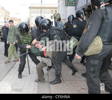 La polizia antisommossa OMON arrestando i partecipanti del 'Dissenters' Marzo a San Pietroburgo. Manifestanti hanno gridato per San Pietroburgo governatore di Valentina Matviyenko a rassegnare le dimissioni e ha chiamato il Presidente Vladimir Putin un nemico dello stato. Foto Stock