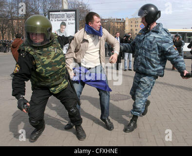 La polizia antisommossa OMON arrestando i partecipanti del 'Dissenters' Marzo a San Pietroburgo. Manifestanti hanno gridato per San Pietroburgo governatore di Valentina Matviyenko a rassegnare le dimissioni e ha chiamato il Presidente Vladimir Putin un nemico dello stato. Foto Stock