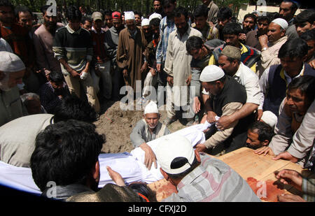 Apr 16, 2007 - Pulwama, Kashmir INDIA - persone portano il corpo di due civili uccisi in una sparatoria grido in Kakpora, 25km (15 miglia) a sud di Srinagar. Diverse migliaia di persone hanno manifestato nel Kashmir indiano il lunedì, giorno dopo due civili sono stati trovati morti a seguito di uno scambio di fuoco tra um Foto Stock