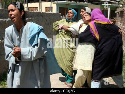 Apr 16, 2007 - Pulwama, Kashmir INDIA - Kashmir parenti di due civili uccisi in una sparatoria grido in Kakpora, 25km (15 miglia) a sud di Srinagar. Diverse migliaia di persone hanno manifestato nel Kashmir indiano il lunedì, giorno dopo due civili sono stati trovati morti a seguito di uno scambio di fuoco tra Musli Foto Stock