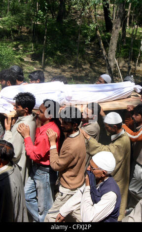 Apr 16, 2007 - Pulwama, Kashmir INDIA - persone portano il corpo di due civili uccisi in una sparatoria grido in Kakpora, 25km (15 miglia) a sud di Srinagar. Diverse migliaia di persone hanno manifestato nel Kashmir indiano il lunedì, giorno dopo due civili sono stati trovati morti a seguito di uno scambio di fuoco tra um Foto Stock