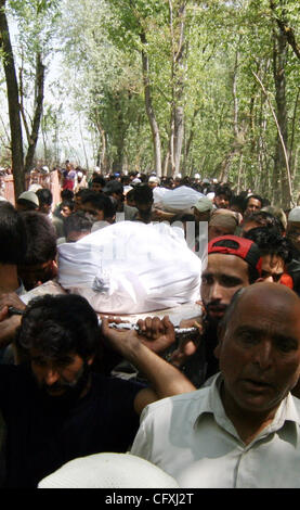 Apr 16, 2007 - Pulwama, Kashmir INDIA - persone portano il corpo di due civili uccisi in una sparatoria grido in Kakpora, 25km (15 miglia) a sud di Srinagar. Diverse migliaia di persone hanno manifestato nel Kashmir indiano il lunedì, giorno dopo due civili sono stati trovati morti a seguito di uno scambio di fuoco tra um Foto Stock