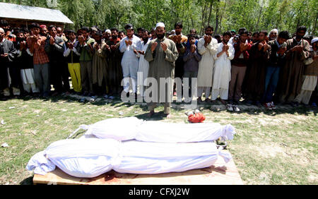 Apr 16, 2007 - Pulwama, Kashmir INDIA - i musulmani del Kashmir offrire preghiere funebre di due civili uccisi in una sparatoria grido in Kakpora, 25km (15 miglia) a sud di Srinagar. Diverse migliaia di persone hanno manifestato nel Kashmir indiano il lunedì, giorno dopo due civili sono stati trovati morti a seguito di uno scambio o Foto Stock