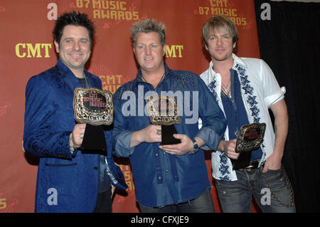 Apr. 16, 2007; Nashville, TN USA; musicisti (L-R) JAY DeMARCUS, Gary LeVOX e JOE DON ROONEY della band Rascal Flatts appare la CMT Music Awards Press Room dopo la vittoria del gruppo Video dell'anno per il video "La vita è un'autostrada". La CMT Music Awards si è svolta al cordolo Nashvilles Center al Bel Foto Stock