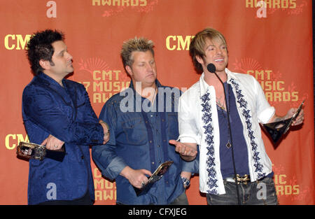 Apr. 16, 2007; Nashville, TN USA; musicisti (L-R) JAY DeMARCUS, Gary LeVOX e JOE DON ROONEY della band Rascal Flatts appare la CMT Music Awards Press Room dopo la vittoria del gruppo Video dell'anno per il video "La vita è un'autostrada". La CMT Music Awards si è svolta al cordolo Nashvilles Center al Bel Foto Stock