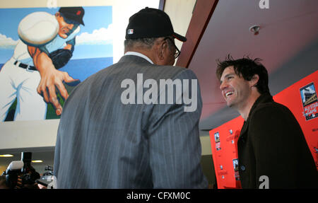 La leggenda dei giganti Willie Mays e giganti Ace Barry Zito scherzare attorno ad AT&T Park di San Francisco, California. Mercoledì 18 Aprile 2007, dopo una conferenza stampa che dettaglia gli eventi che avranno luogo durante il giro celebrazione del 2007 Allstar gioco in luglio.(Nick Lammers/Oakland Tribune) Foto Stock