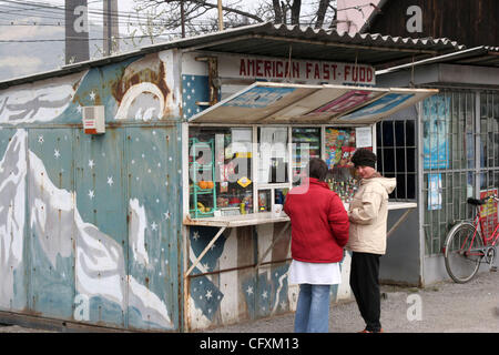 Apr. 18, 2007 - Copsa Mica, Transilvania, Romania - American fast food. Copsa Mica, una piccola città in Transilvania era considerato uno I cinque peggiori siti industriali inquinati del mondo comunista. Una fonderia di zinco ed un nero di carbonio scaricato in fabbrica di metalli pesanti e di polvere nera su una lunghezza di 25 o mor Foto Stock