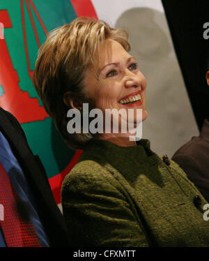 Apr 20, 2007 - New York, NY, STATI UNITI D'AMERICA - NY il senatore democratico alla presidenza e di speranza HILLARY CLINTON al 9° rete nazionale di azione convenzione svoltasi presso lo Sheraton Hotel. (Credito Immagine: © Nancy Kaszerman/ZUMA Press) Foto Stock