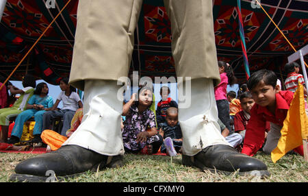 Confine indiano forza di sicurezza (BSF) i soldati eseguire durante il loro passaggio dalla sfilata in Humhama, nella periferia di Srinagar, 20 aprile 2007. 315 reclute sono state formalmente introdotto nel BSF, un Indiano Para-forza militare, dopo il completamento di 36 settimane di formazione rigorosa in forma fisica, arma ha Foto Stock