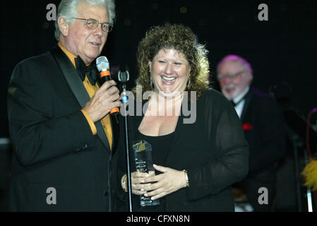 22/04/-2007 La carne ball Awards@ Il Palazzo Imperiale in Las Vegas Nevada che beneficiano del RONALD MCDONALD HOUSE Charities. CORK PROCTOR ( a sinistra) presentando JACKI BASKOW il talento Coordinatrice del premio di anno. La polpetta i premi vengono assegnati a animatori locali e altri che sono associati con la Foto Stock