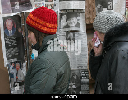 San Pietroburgo, Russia. Migliaia di russi pagano i loro aspetti all ex Presidente russo Boris Eltsin Eltsin morto a Mosca lunedì ,Aprile 23,2007. Foto Stock